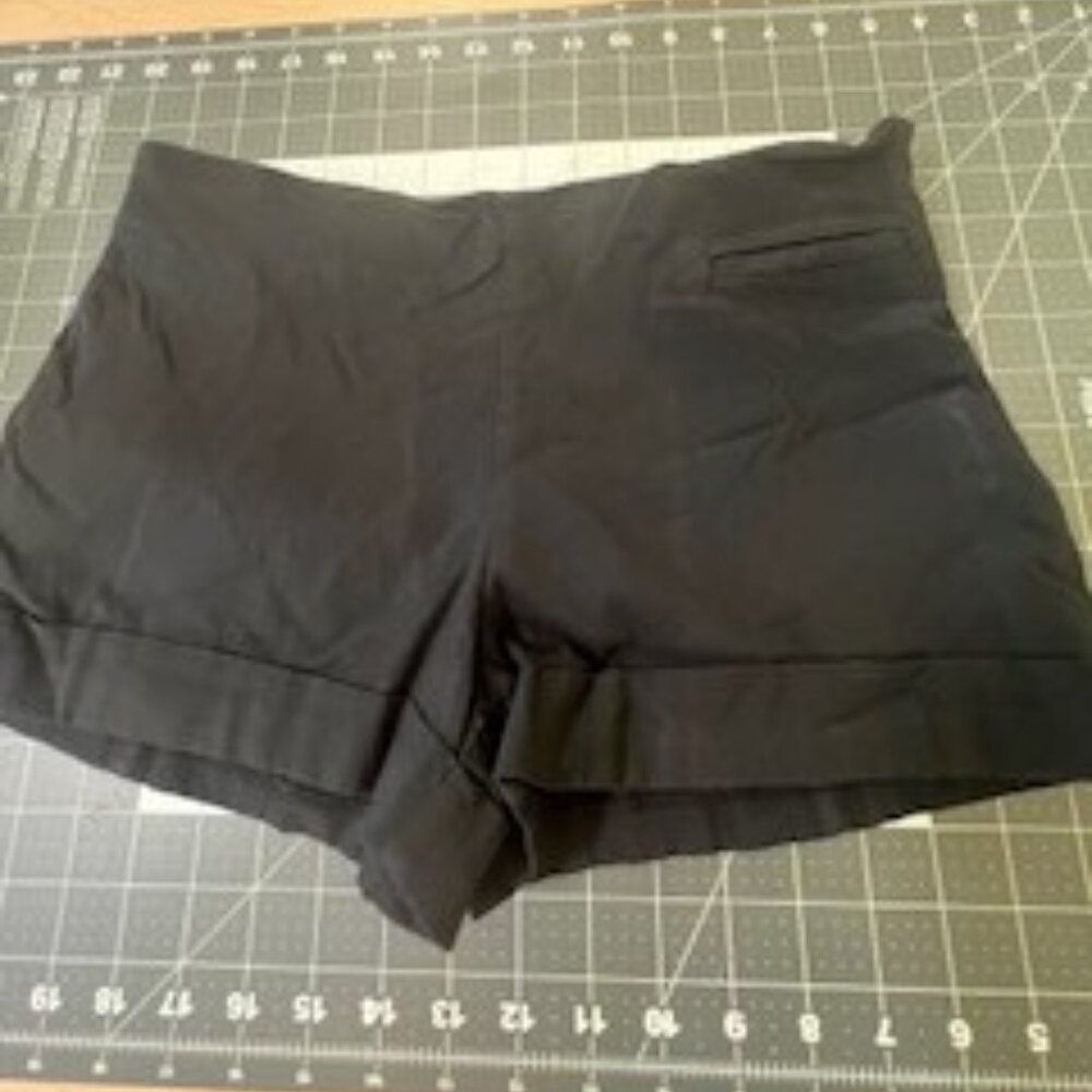 LAST CHANCE Women's Express Black Shorts (5/6)